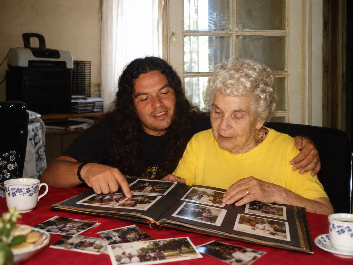 La abuela y su nieto hojean juntos un álbum familiar